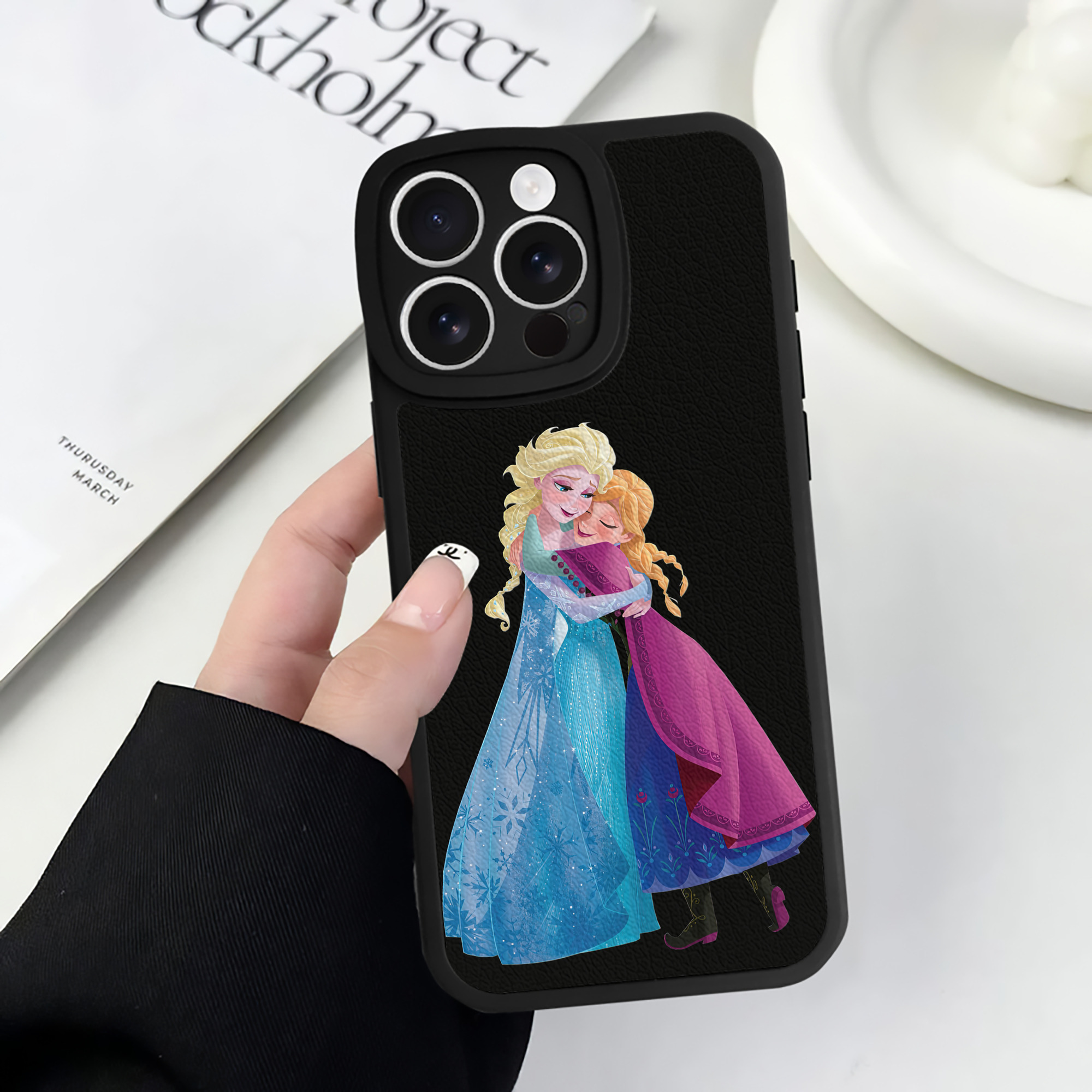 （画像用） アナと雪の女王 アンナ エルサ Frozen Anna Elsa 【iPhone 16シリーズ対応】シリコンスマホケース（レザー調） 材質：シリコン